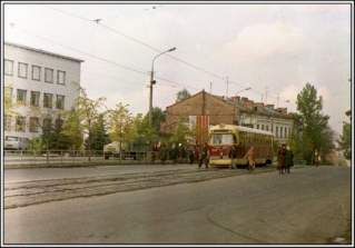 Трамвай возле Библиотеки Ленина