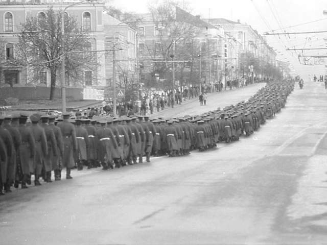 Военный парад на ул.Ленна